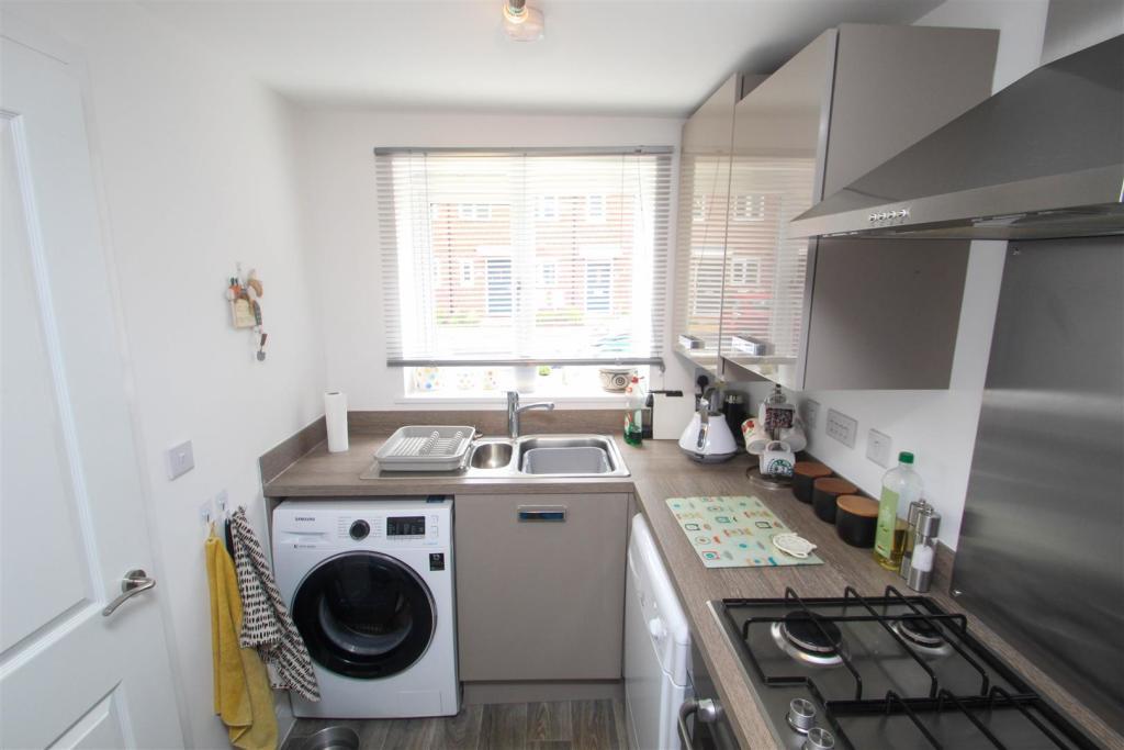 FITTED KITCHEN
